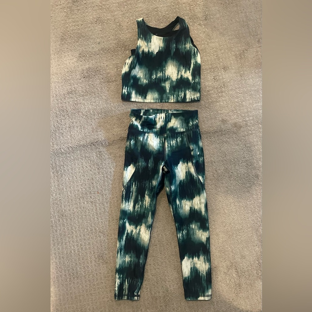 Girls old navy athletic set size 6/7 bottoms size 8 top